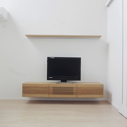 ルーバーデザインのフロートテレビボード