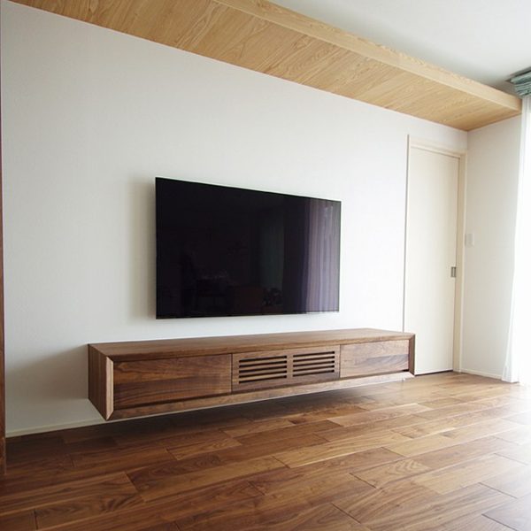 ウォールナットのフロートテレビボード