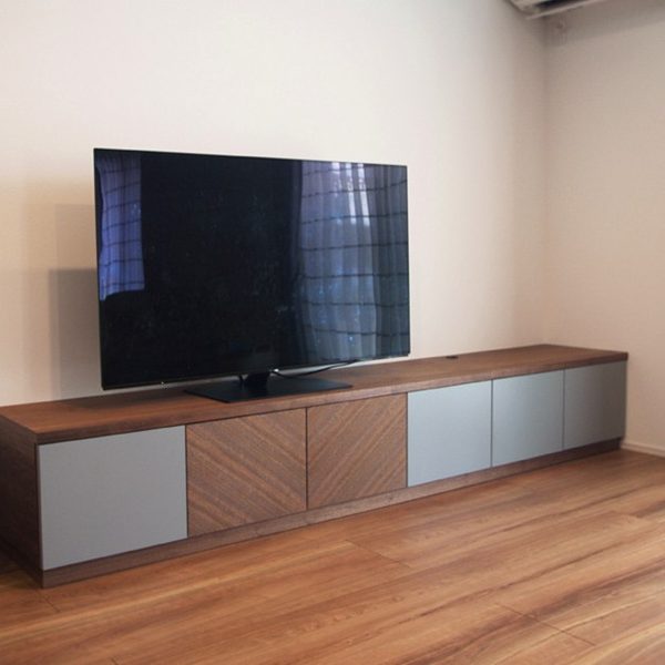 ウォールナット×グレーのテレビボード