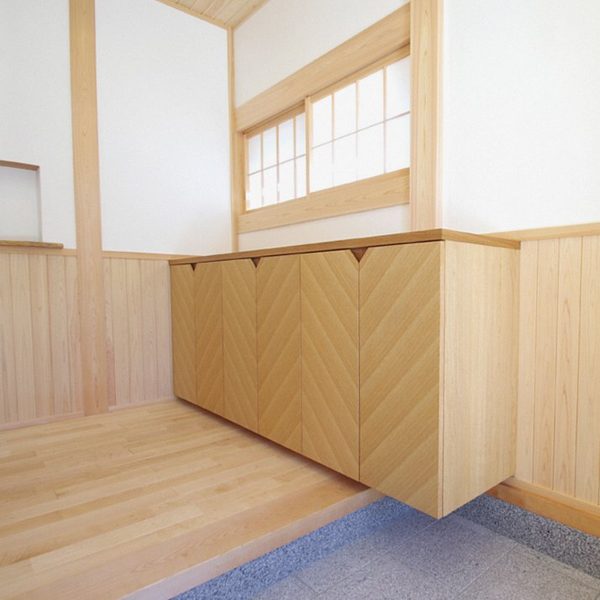 矢羽根貼りの下駄箱収納