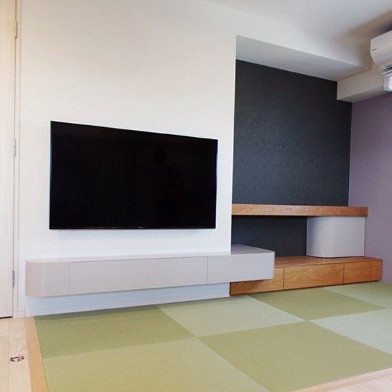 グレージュ塗装のテレビボード