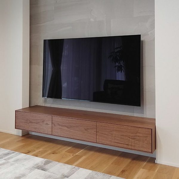 ウォールナットのフロートテレビボード