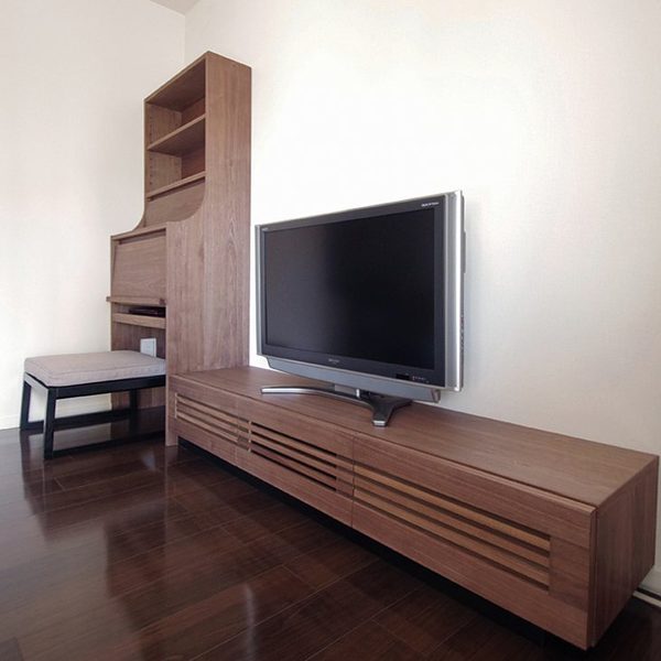 テレビボードとサイドキャビネット