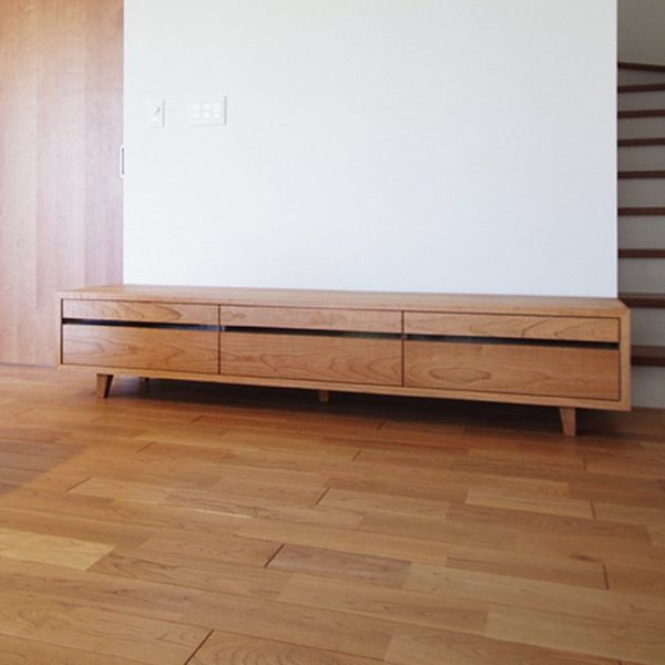 ブラックチェリーの脚付きテレビボード