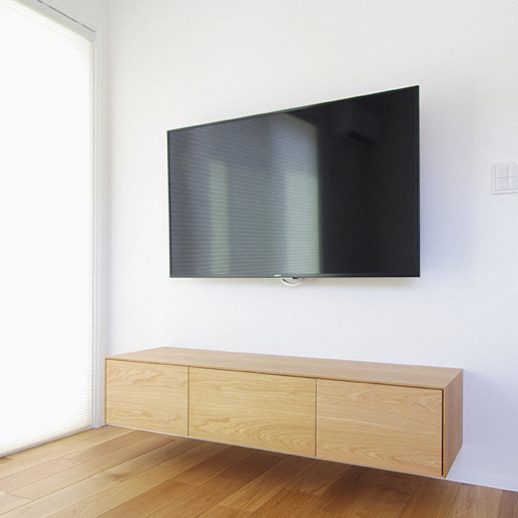 オーク材のフロートテレビボード
